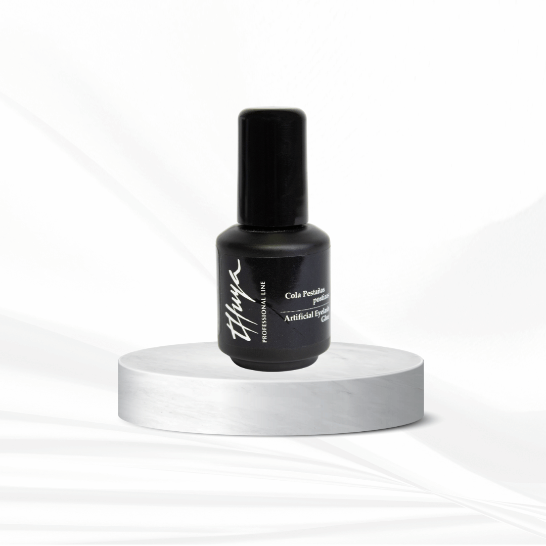 Flot opsat billede af flasken med THUYA ARTIFICIAL EYELASH GLUE 🌱: Vegansk lim