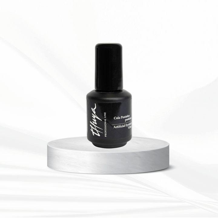 Flot opsat billede af flasken med THUYA ARTIFICIAL EYELASH GLUE 🌱: Vegansk lim