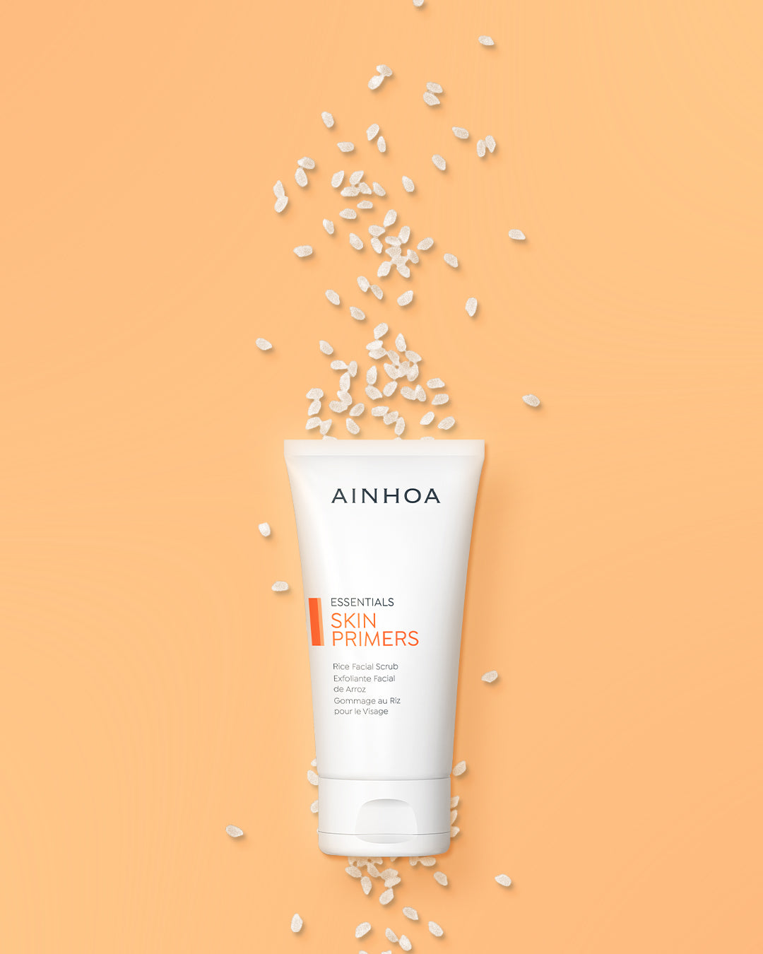 Billedet viser riskorn og Ainhoa Skin Primers Rice Facial Scrub: Naturlig mekanisk peeling med rispulver, risolie og bivoks. Forbedrer hudens glathed og fugt. Ideel til professionelle behandlinger og daglig brug.