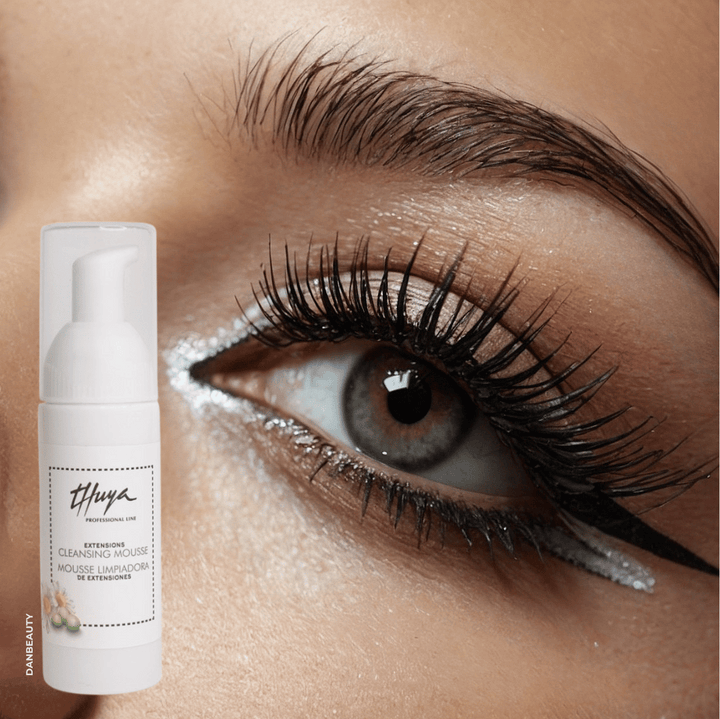 nærbillede af øje og bryn sammen med produktet THUYA EXTENSIONS CLEANSING MOUSSE 🌿: Vegansk renseskum