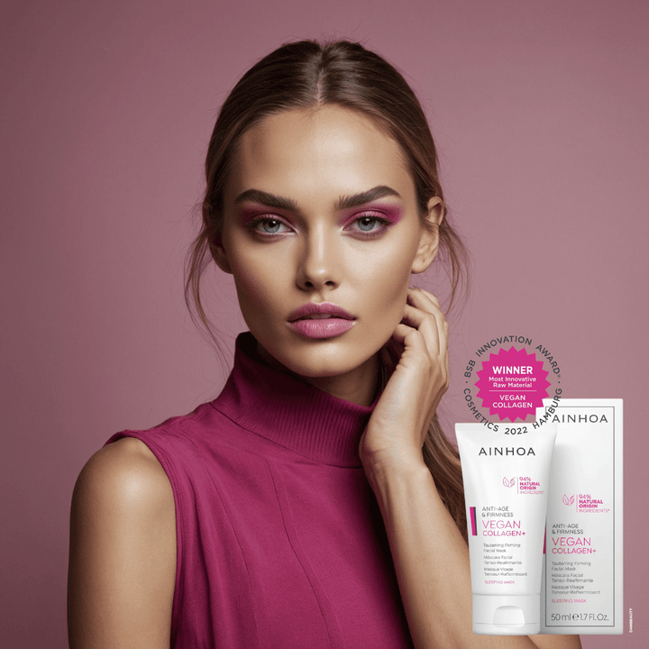 Billedet viser et kvindeansigt og Vegan Collagen+ Mask: Vegansk ansigtsmaske med vegansk kollagen og algeekstrakt. Reducerer slaphed og giver glød. Med risstivelse.