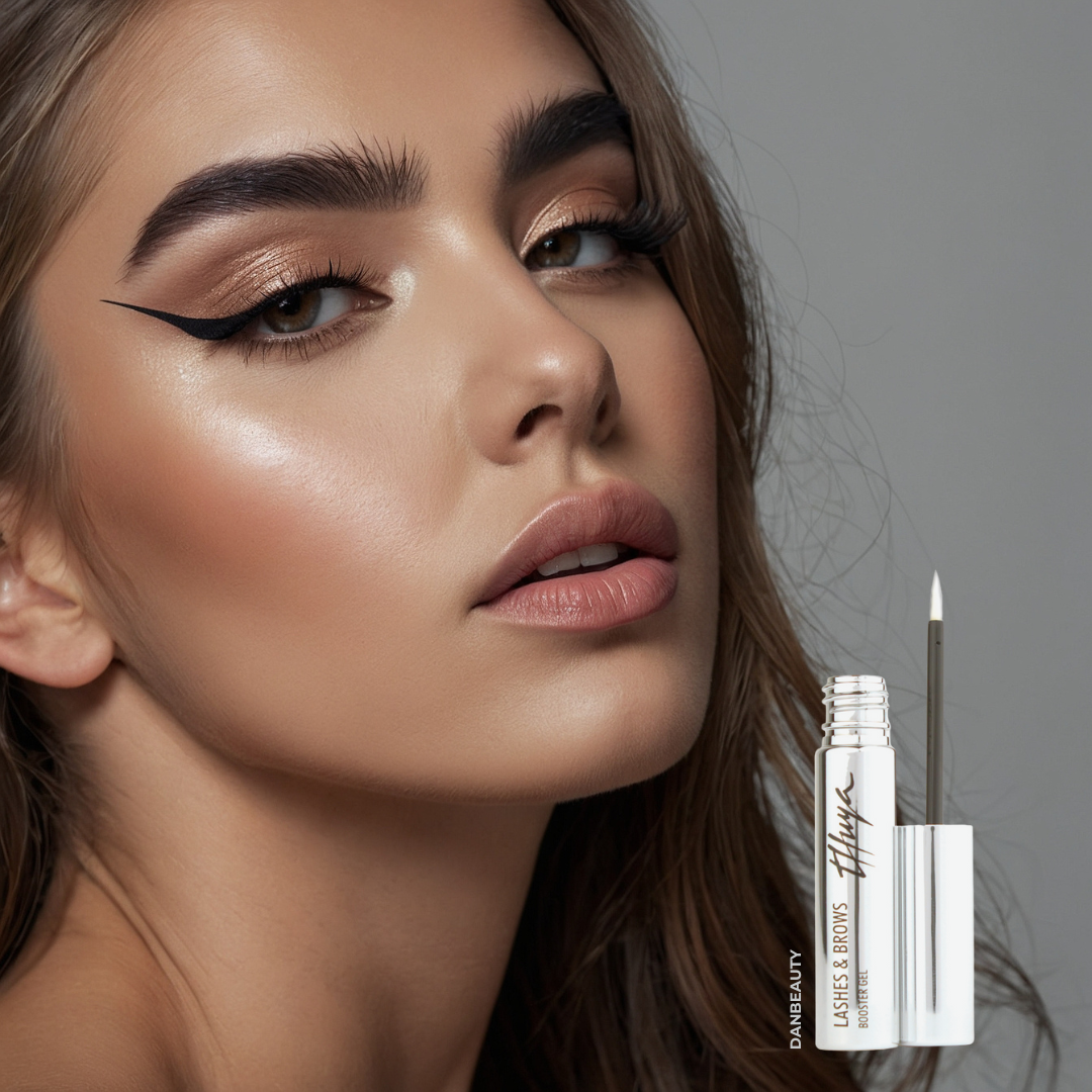 Smuk model sammen med produktet THUYA LASHES & BROWS BOOSTER GEL 🌱: Vegansk serum