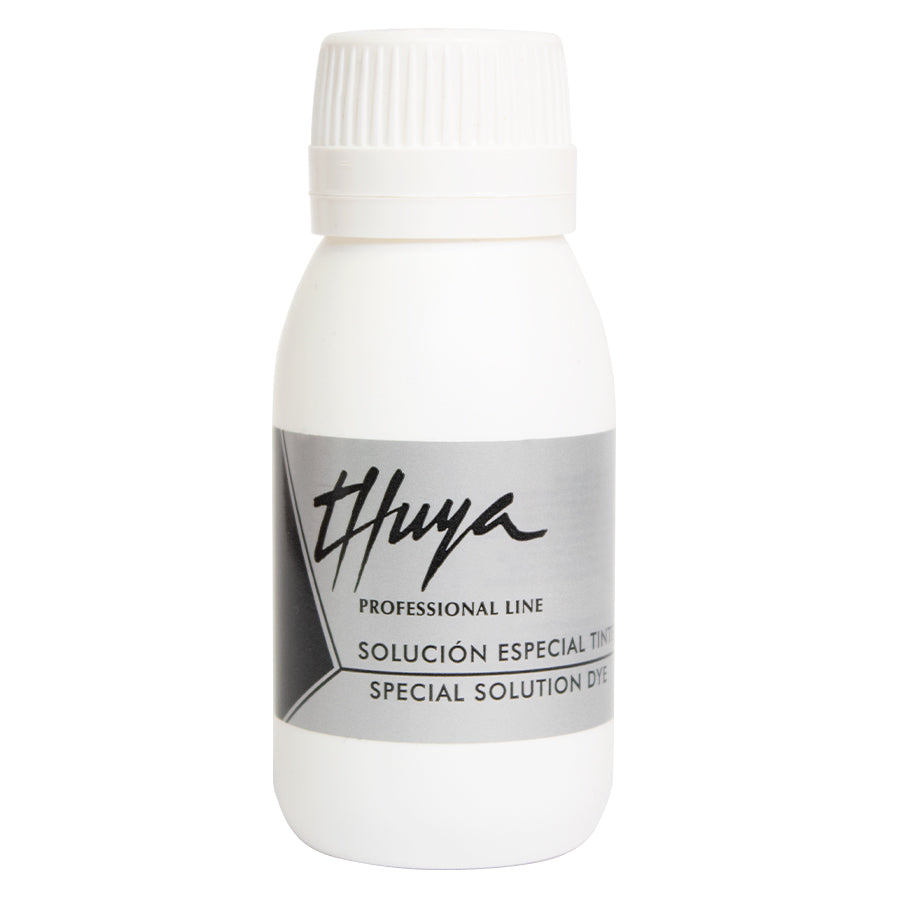 Billed close up af THUYA SPECIAL SOLUTION DYE LIQUID Hurtig vegansk aktivator for intens bryn- & vippefarve