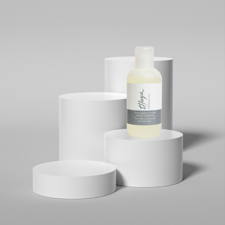 flo og stilistisk opsat billede af THUYA EYE MAKEUP REMOVER 🌿: Vegansk & oliefri rens