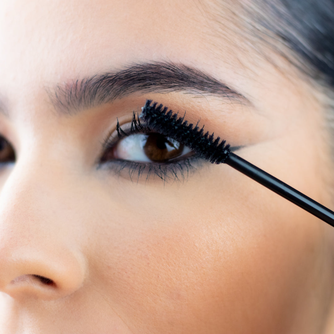 model påfører Thuya Treat Lashes Mascara (100% Vegansk)