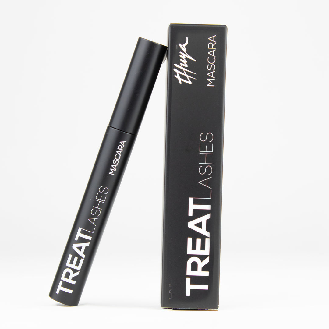 nærbillede af æsken og produktet Thuya Treat Lashes Mascara (100% Vegansk)