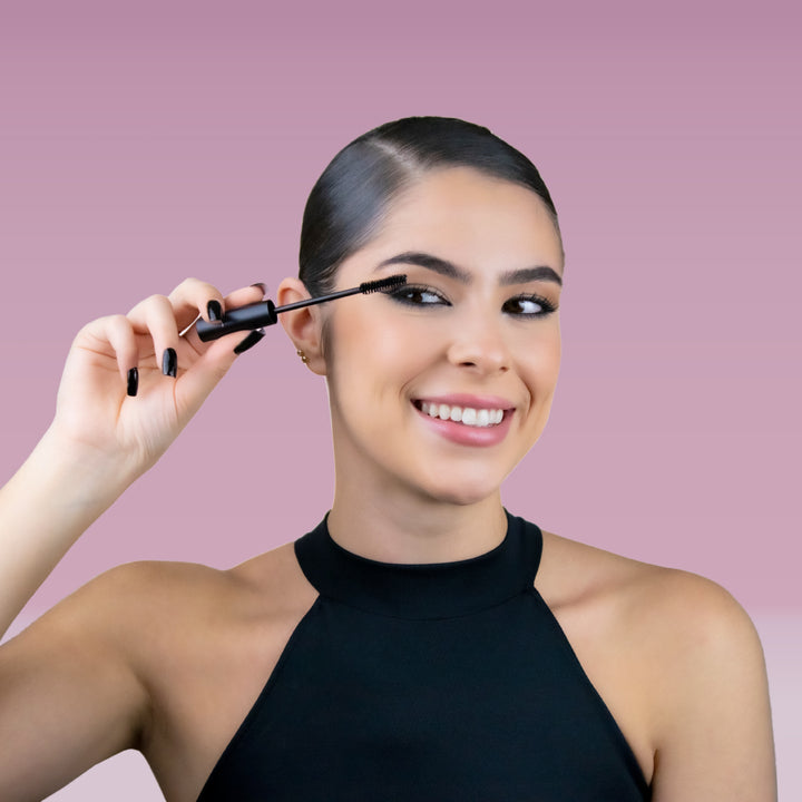 Model påfører det veganske produkt Thuya Treat Lashes Mascara (100% Vegansk)