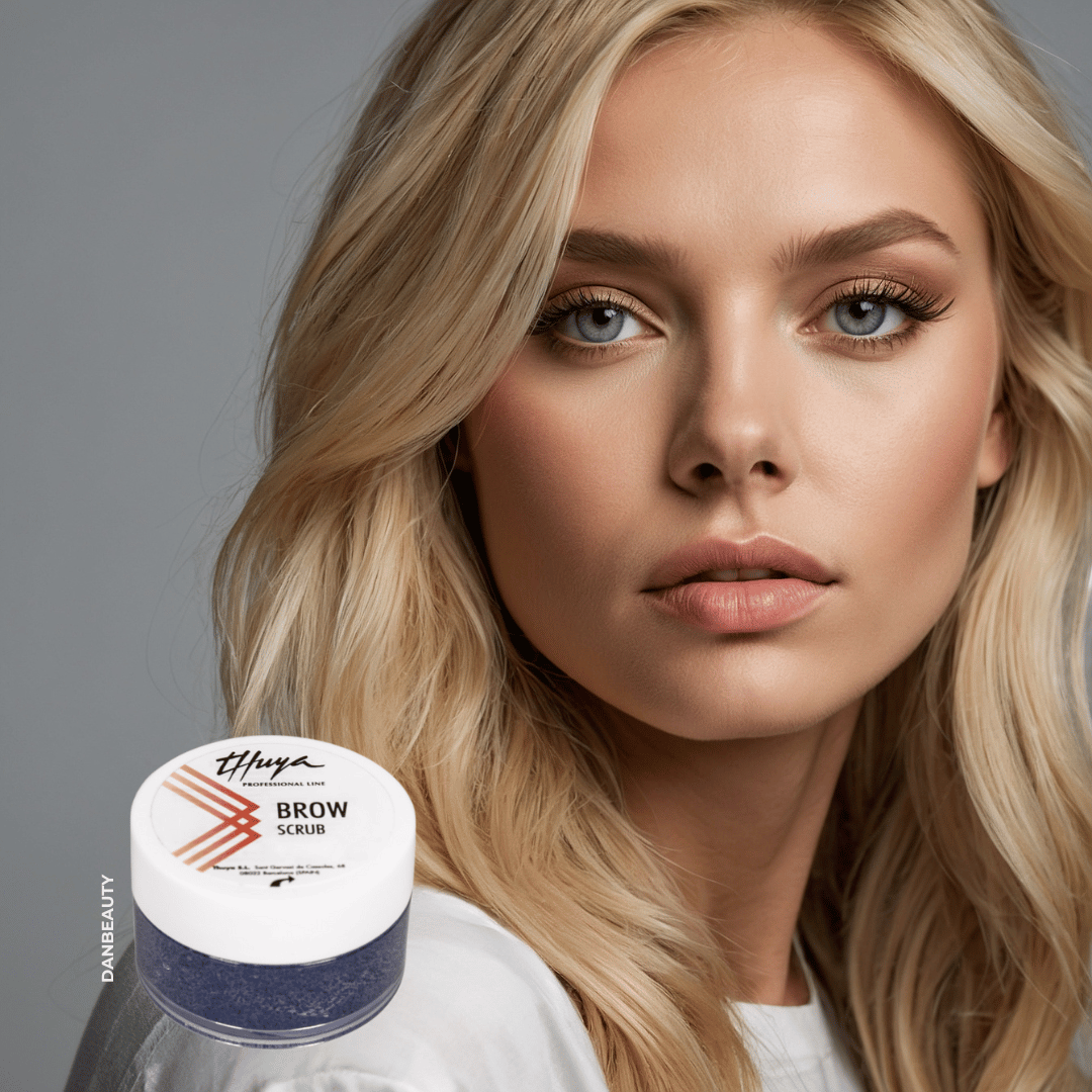 Smuk model præsenterer 🌱 THUYA Bryn Scrub: Vegansk Eksfoliering for Bedre Farve & Lamination