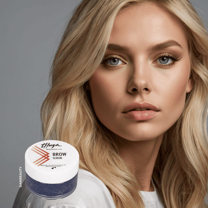 Smuk model præsenterer 🌱 THUYA Bryn Scrub: Vegansk Eksfoliering for Bedre Farve & Lamination