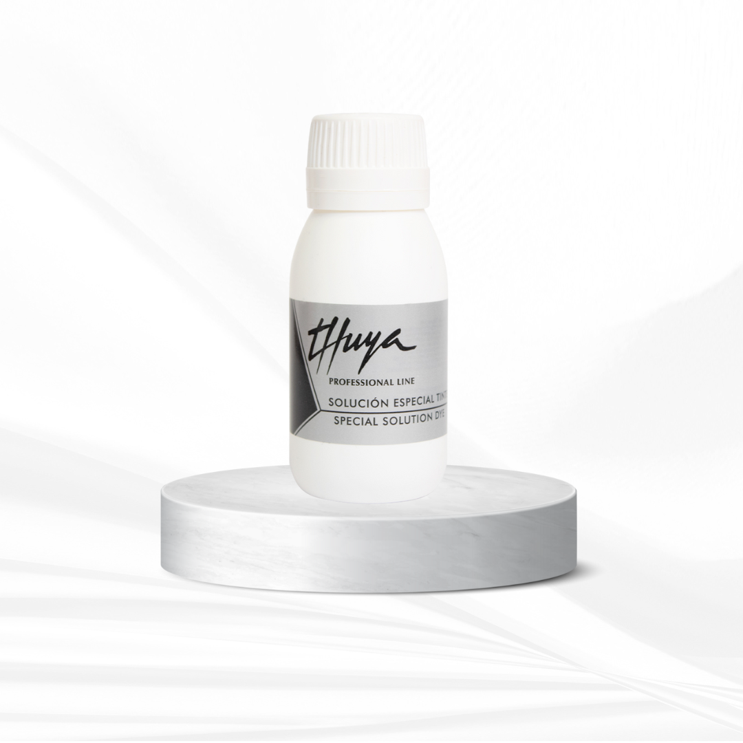 Flot billede på marmor opsats af THUYA SPECIAL SOLUTION DYE LIQUID: Hurtig vegansk aktivator for intens bryn- & vippefarve