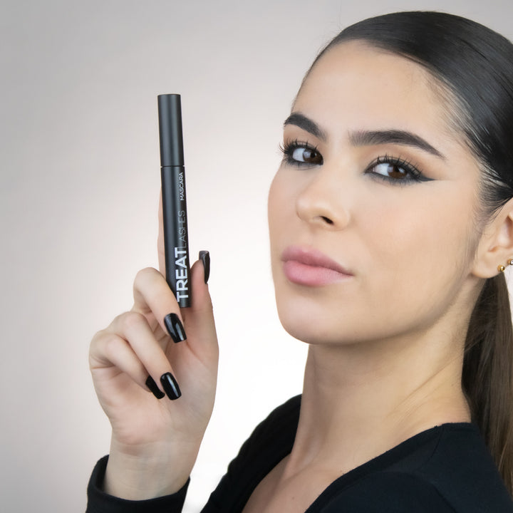 Model viser Thuya Treat Lashes Mascara (100% Vegansk)