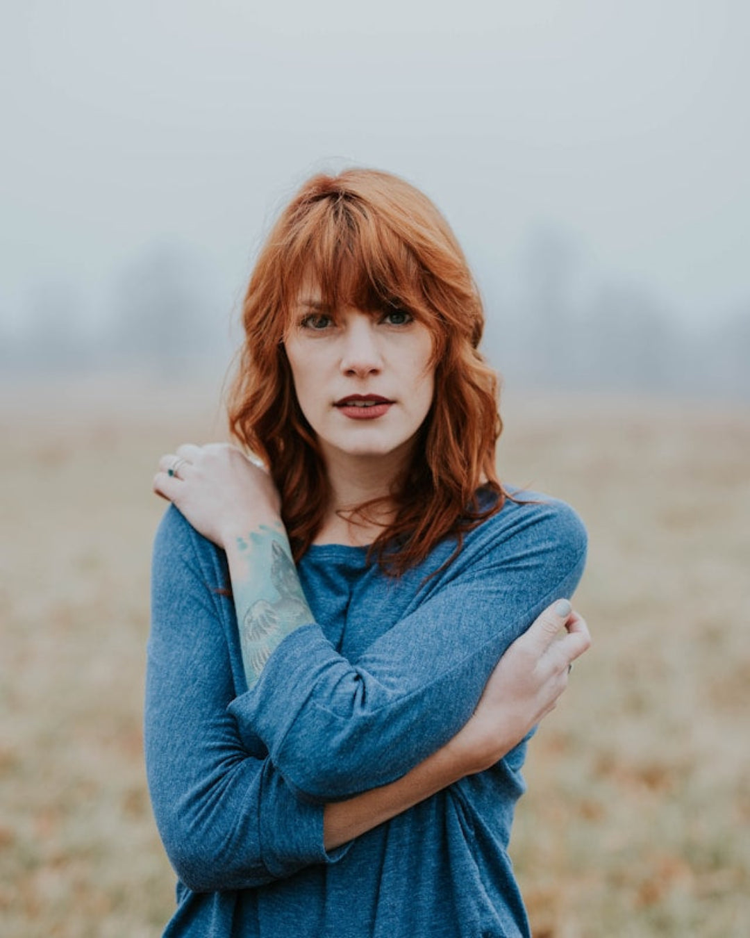 kvinde der står i naturen der skal illustrerer en forbruger der bruger den veganske Ainhoa Skin Primers Gentle Tonic: Vegansk ansigtstonic til skånsom rens. Velegnet til sensitiv hud, reaktiv hud og irriteret hud.
