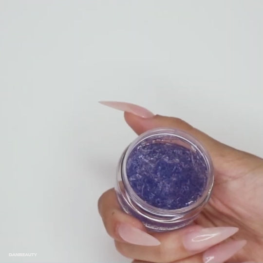 Lille DIY video der viser brugen af 🌱 THUYA Bryn Scrub: Vegansk Eksfoliering for Bedre Farve & Lamination
