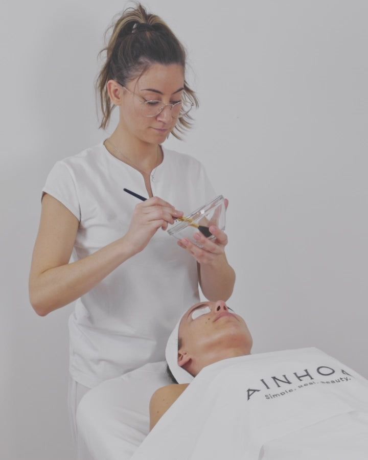 Videoen viser en kosmetolog der påfører Skin Primers Multi-Action Facial Peeling fra Ainhoa på en kundes ansigt.