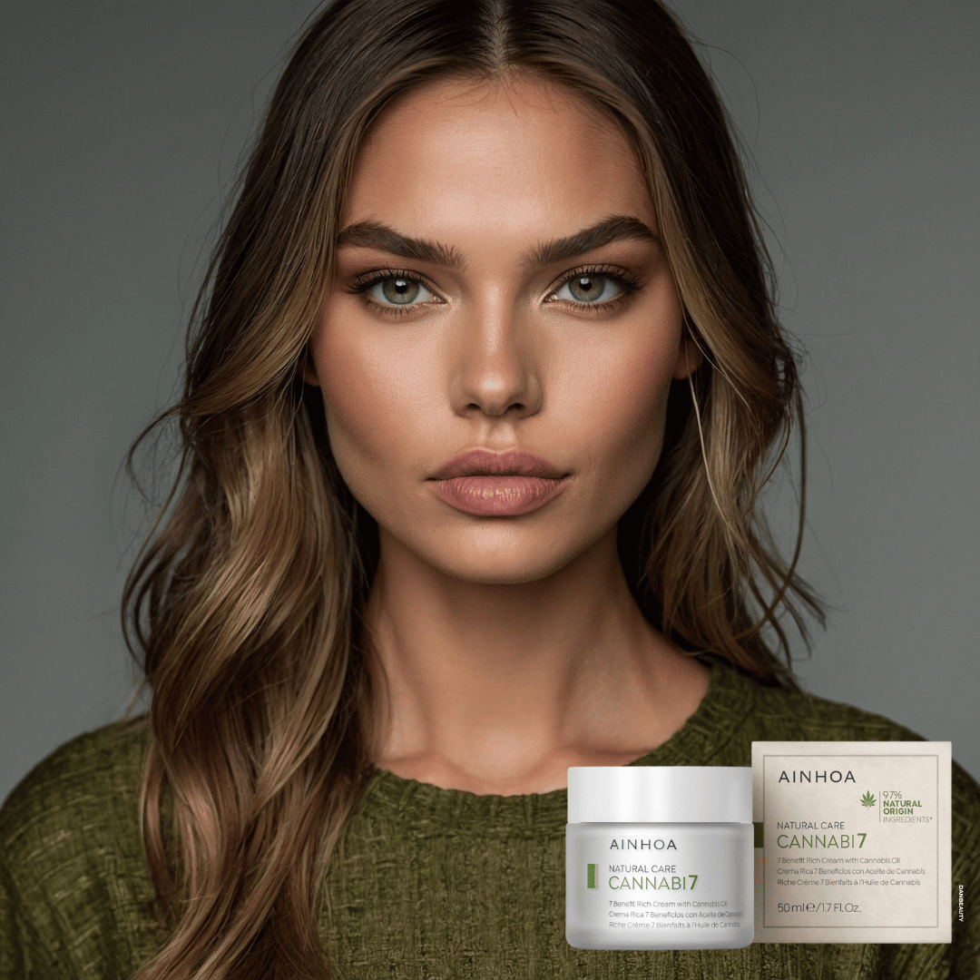 billedet viser den veganske plantebaserede CANNABI7 - 7 BENEFIT RICH CREAM WITH CANNABIS OIL i sin fine hvide glaskrukke sammen med sin æske i pap fra forvaltede skove og i baggrunden ses et smukt kvindeansigt i grønt tøj der matcher hudplejeseriens grønne farve