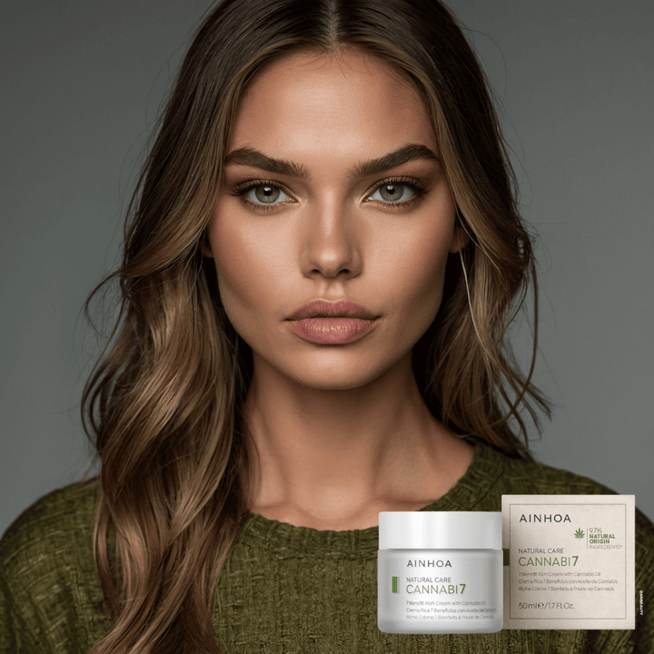 billedet viser den veganske plantebaserede CANNABI7 - 7 BENEFIT RICH CREAM WITH CANNABIS OIL i sin fine hvide glaskrukke sammen med sin æske i pap fra forvaltede skove og i baggrunden ses et smukt kvindeansigt i grønt tøj der matcher hudplejeseriens grønne farve