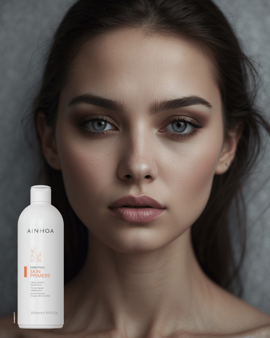 Billedet viser en kvinde der bruger Ainhoa Skin Primers Ultra Comfort Facial Tonic, der er en blid vegansk ansigtstonic til daglig og professionel brug. Toner, blødgør og beskytter huden efter rensning. Fermenteret risvand og hyaluronsyre.