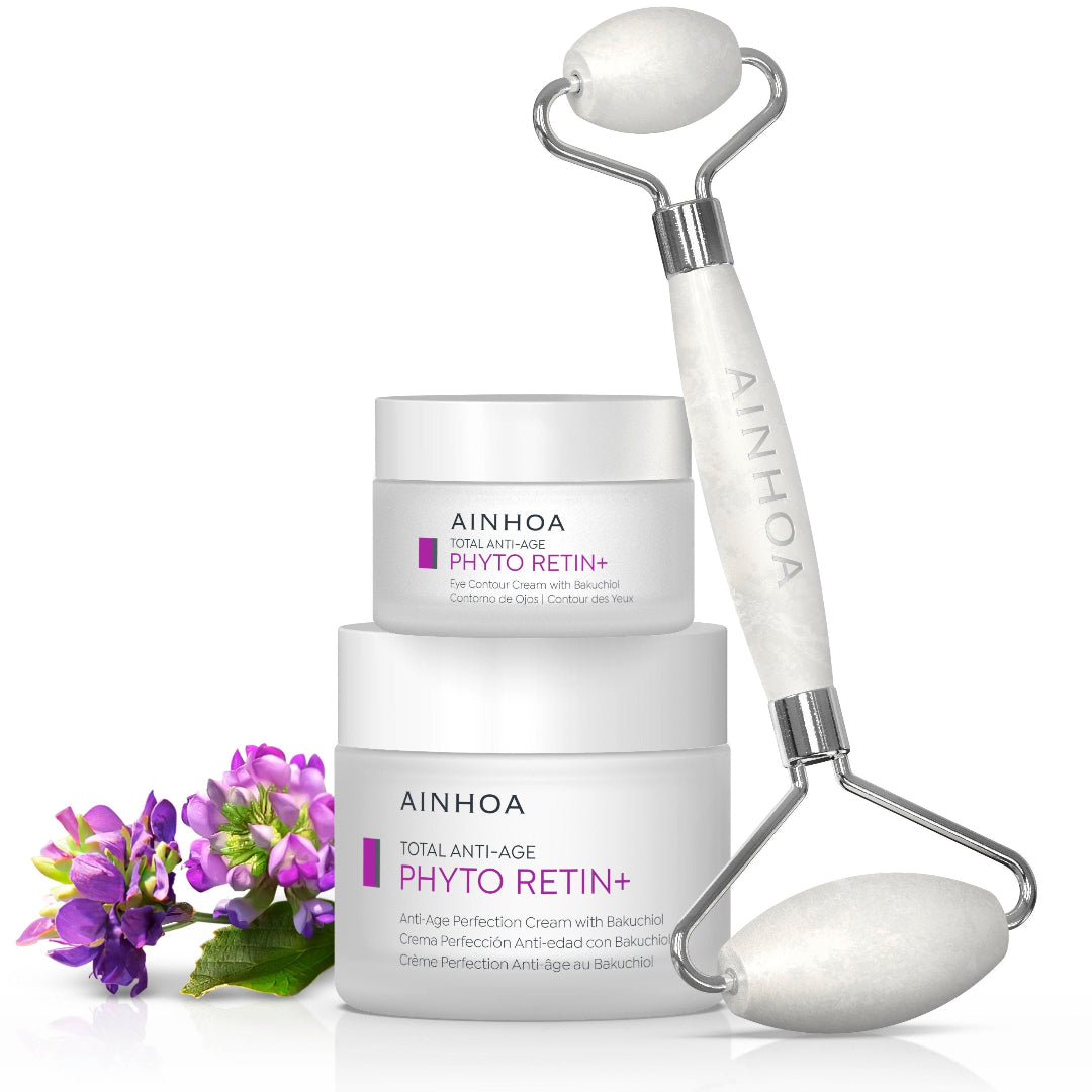 Billedet viser planten Bakuchiol og 3 hudplejeprodukter, en ansigtsroller fra Ainhoa, dag- og natcremen Phyto Retin+ Anti-Age Perfection Cream with Bakuchiol, samt Ainhoa Phyto Retin+: Naturlig anti-age øjenpleje med bakuchiol, baobabolie og tranebærekstrakt. Forbedrer elasticitet, hydrerer og giver glød. Alle hudplejeprodukter er flot opstillet på hvid baggrund.