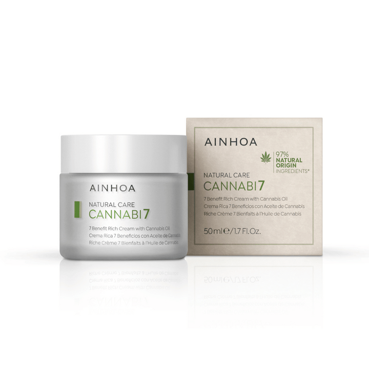 billedet viser den veganske plantebaserede CANNABI7 - 7 BENEFIT RICH CREAM WITH CANNABIS OIL i sin fine hvide glaskrukke sammen med sin æske i pap fra forvaltede skove