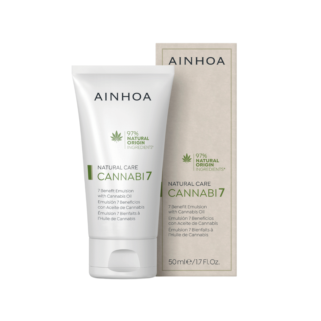 Billedet viser hudplejeproduktet CANNABI7 - 7 BENEFIT EMULSION WITH CANNABIS OIL i sin fine tube sammen med sin papæske produceret med pap fra forvaltede skove. Hudplejeproduktet er til en dagcreme med cannabis olie til normal til kombineret hud.
