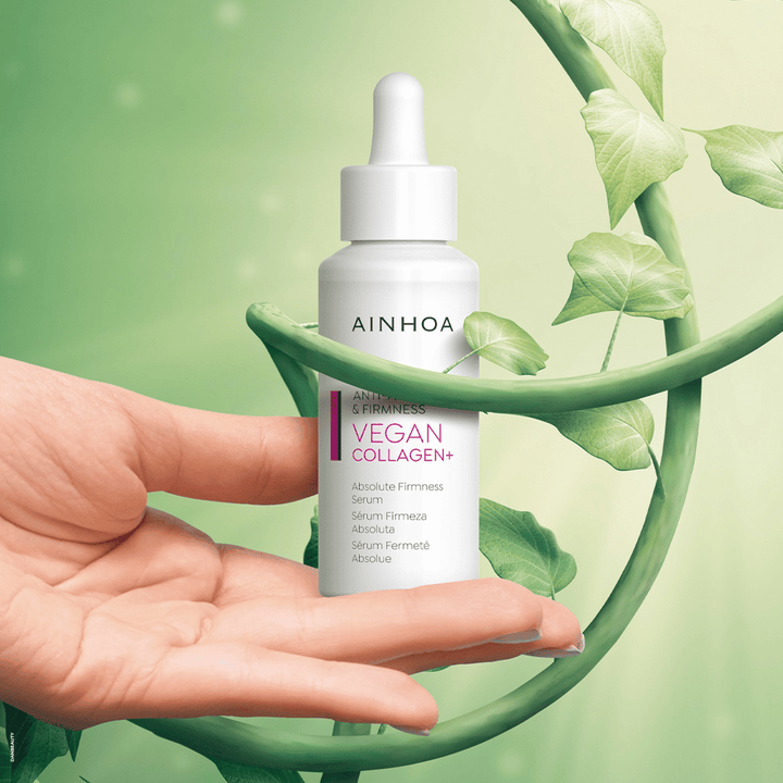 Billedet viser en plante der omfavner Ainhoa Vegan Collagen+ Serum: Klinisk testet vegansk serum for hudforyngelse. Forbedrer fasthed, elasticitet og reducerer rynker. Til daglig brug.