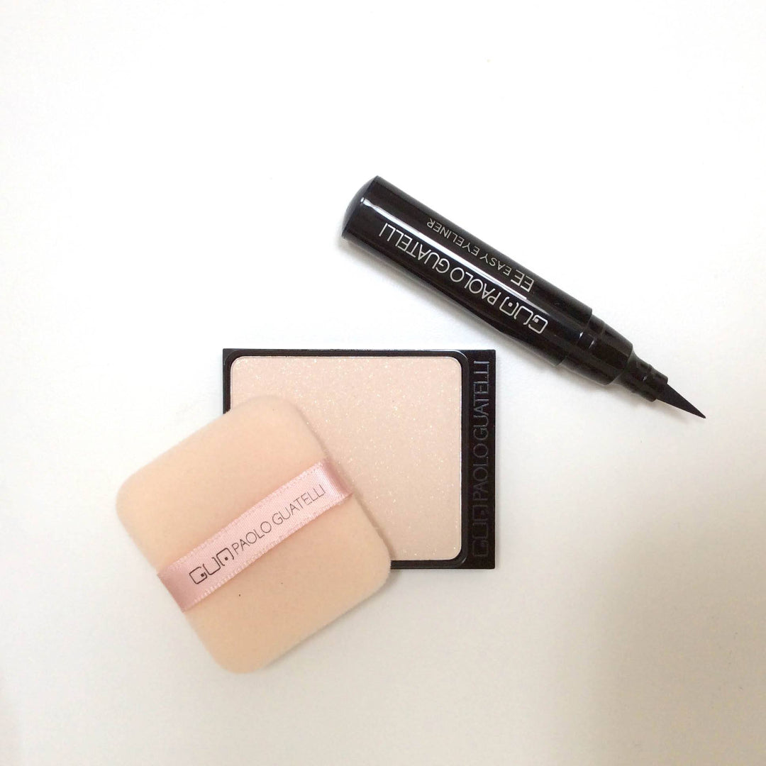 På billedet ses makeup produktet Paolo Guatelli Glowing Compact Powder og Flydende Eye Liner