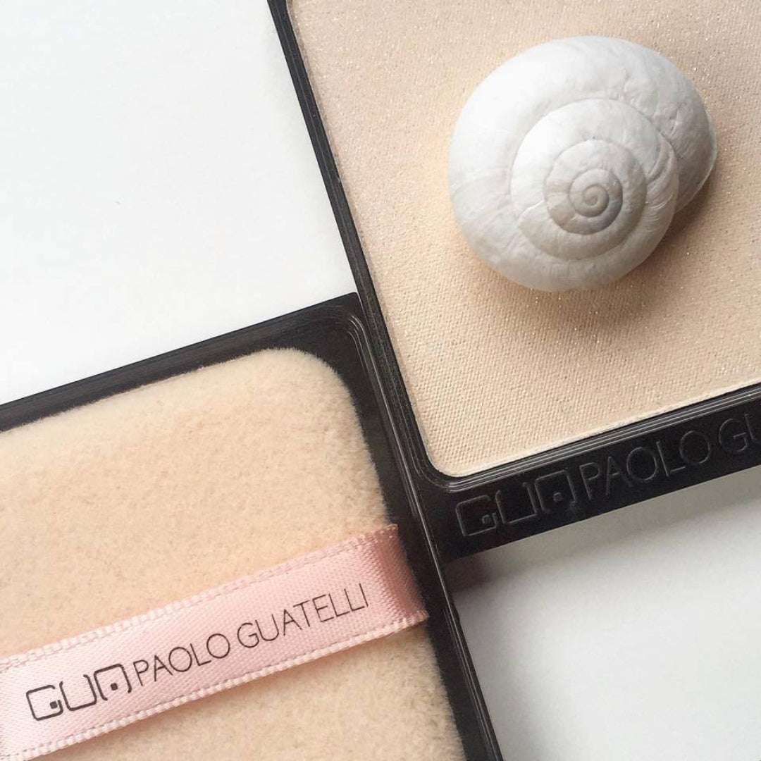 på billedet ses et udsnit af makeup produktet Paolo Guatelli Glowing Compact Powder