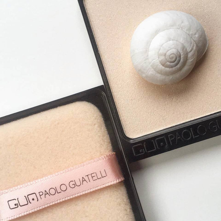på billedet ses et udsnit af makeup produktet Paolo Guatelli Glowing Compact Powder