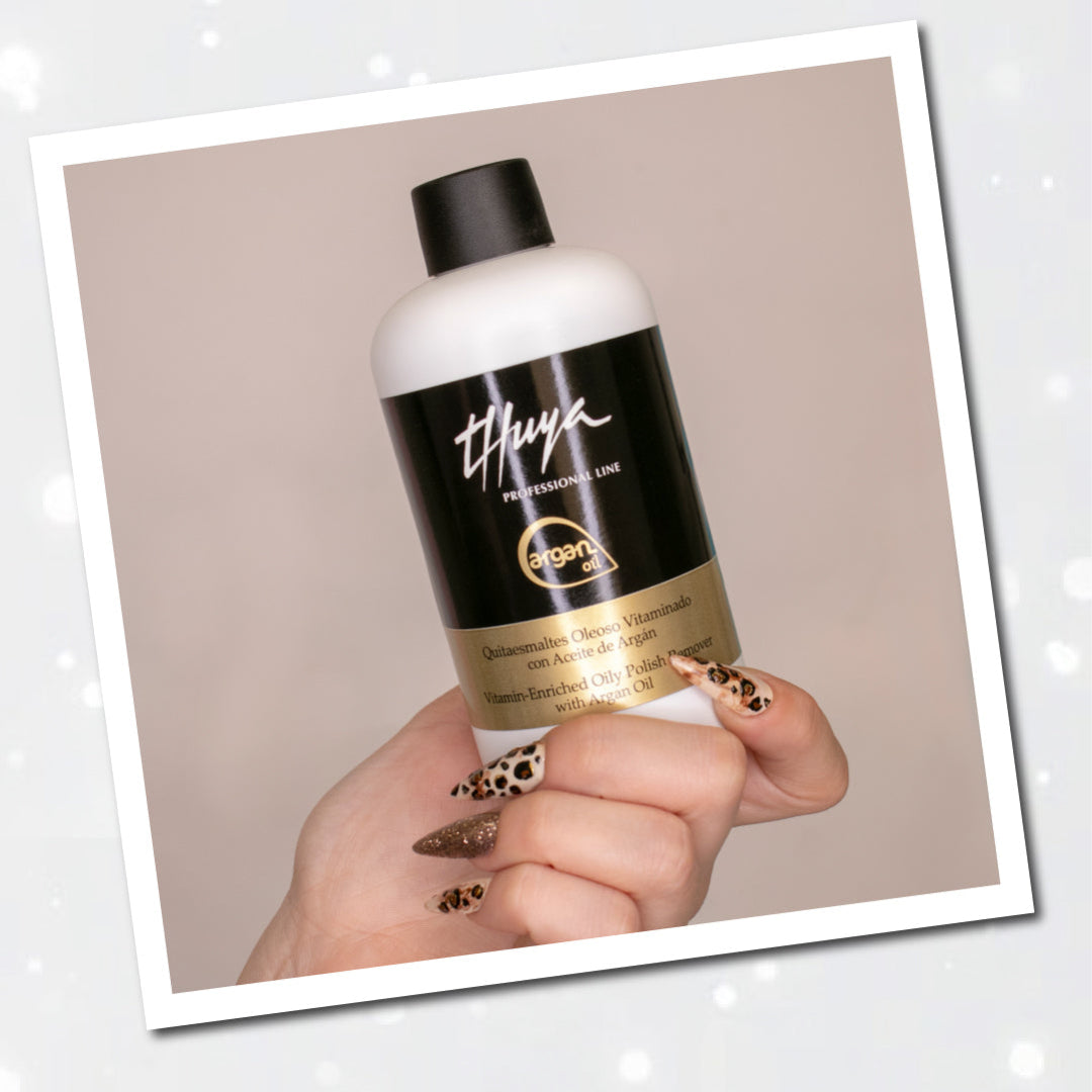 billedet viser en hånd der holder negleproduktet Thuya Vitamin Enriched Nail Polish Remover with Argan Oil – Avanceret Pleje og Effektivitet