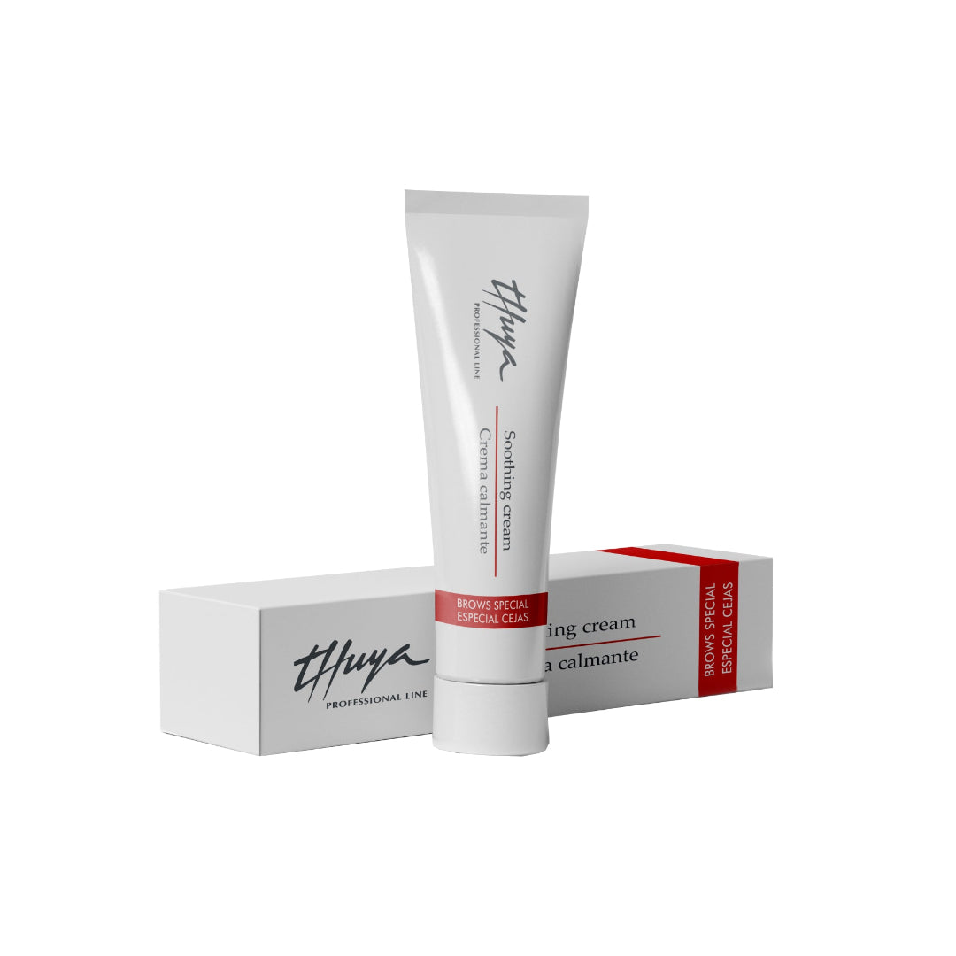 Billedet viser produktet Soothing Cream med æske. Soothing Cream er en vegansk formuleret creme, der er specifikt designet til at blive påført omkring øjenbrynene efter en behandling som brow lamination eller voksning. 