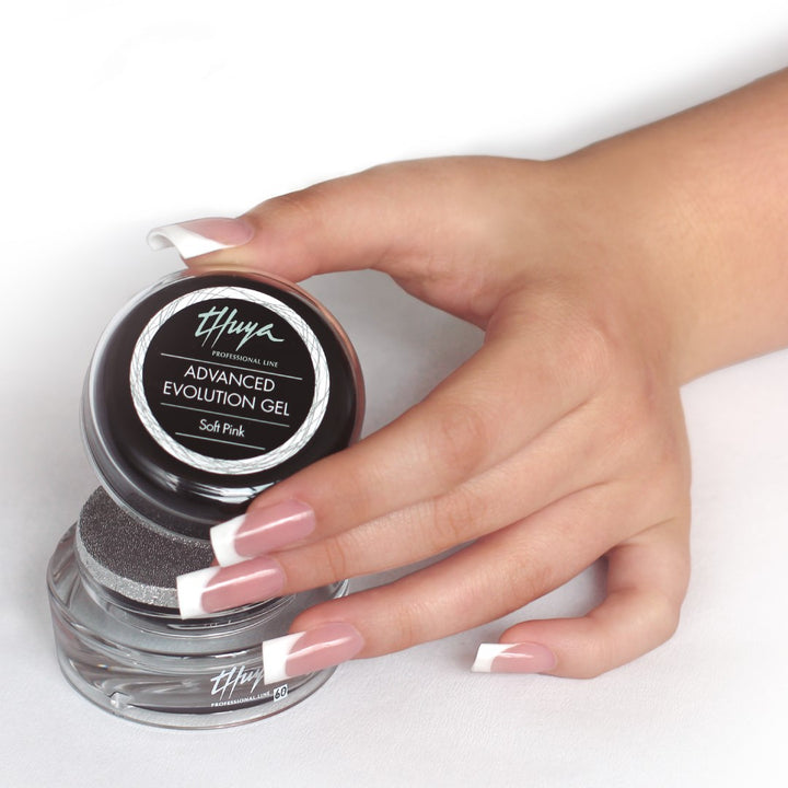 billedet viser en smuk hånd og negle med fransk manicure lavet med THUYA ADVANCED EVOLUTION GEL SOFT PINK