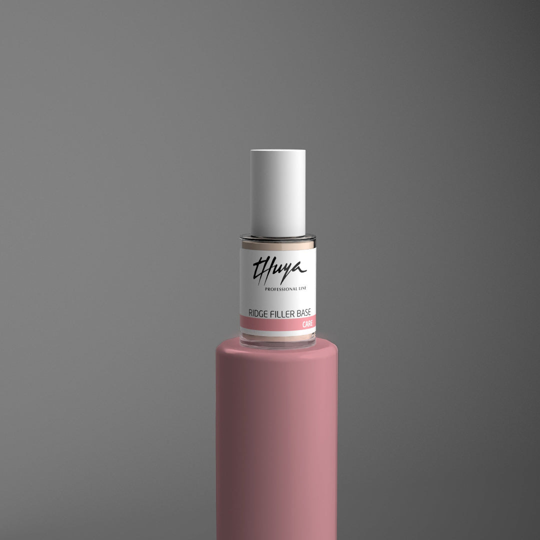 Billedet viser negleproduktet Thuya Ridge Filler Base Nail Care, som er en lufttørrende basecoat, der er designet til at forbedre neglens udseende øjeblikkeligt. Denne basecoat udfylder omgående riller og skjuler eventuelle ujævnheder, hvilket giver en glat og jævn overflade, klar til lakering eller en naturlig finish. Negleproduktet er opstillet på et lyserødt piedestal der symboliserer Thuyas farvekoder for korrekt neglebehandling.
