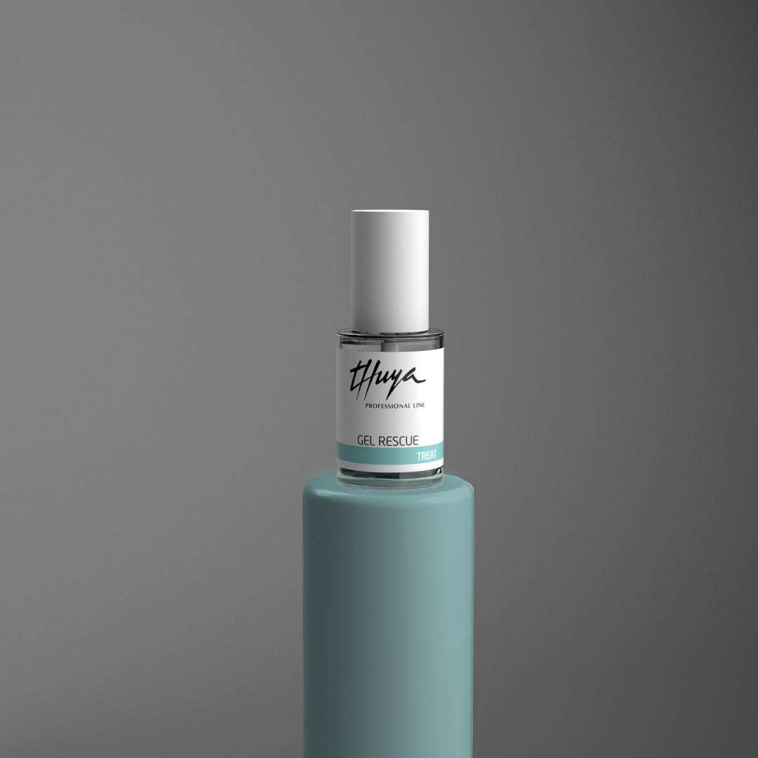 Billedet viser Thuya Gel Rescue Nail Treat, der er en vegansk formuleret gelbehandling til negle, og er designet til at fremme sunde negle, reducere riller og forbedre den naturlige glans, især for negle der har lidt skade efter opbygningsbehandlinger eller ved udsatte negle fx pga. job hvor fingre er meget i vand, maling, olie m.m. Produktet er opstillet på et lys blå piedestal der skal illustrere Thuyas farvekoder for korrekt neglebehandling.