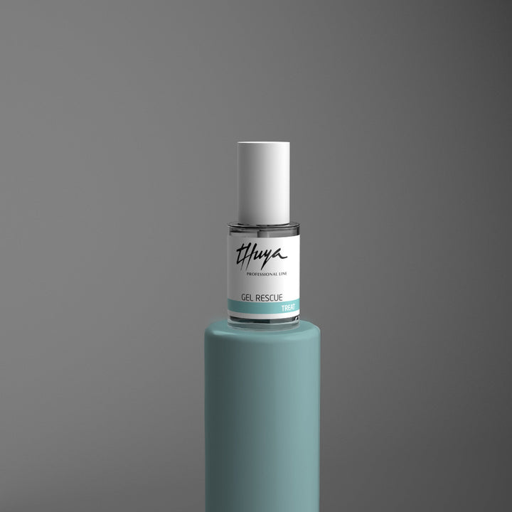 Billedet viser Thuya Gel Rescue Nail Treat, der er en vegansk formuleret gelbehandling til negle, og er designet til at fremme sunde negle, reducere riller og forbedre den naturlige glans, især for negle der har lidt skade efter opbygningsbehandlinger eller ved udsatte negle fx pga. job hvor fingre er meget i vand, maling, olie m.m. Produktet er opstillet på et lys blå piedestal der skal illustrere Thuyas farvekoder for korrekt neglebehandling.