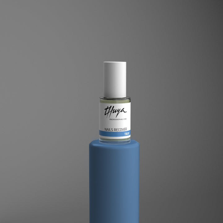 Billedet viser negleproduktet Thuya Nails Recover Treat, som er en intensiv reparerende behandling designet til negle, der er udfordret af afskalning, hvide pletter, spaltning eller er generelt bløde og skrøbelige. Negleproduktet er opstillet på et blåt piedestal der symbolisere Thuyas farvekoder for den korrekte neglebehandling