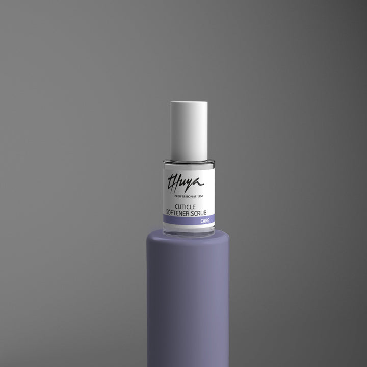 Billedet viser negleproduktet Thuya Cuticle Softener Scrub Nail Care, som er en skånsom vegansk skub/eksfoliering til neglebånd og negle. Negleproduktet er opstillet på et lilla piedestal som symbolisere Thuya farvekoder for korrekt neglebehandling.