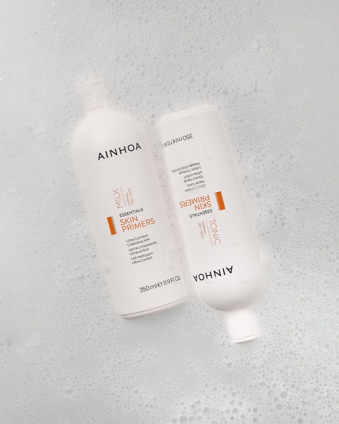 Billedet viser sæt af Ainhoa Skin Primers Ultra Comfort Facial Tonic og Milk. Veganske renseprodukter med 96% naturlige ingredienser. Fugter, blødgør og toner huden med fermenteret risvand og hyaluronsyre.