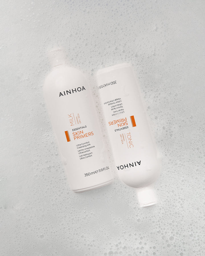 Billedet viser sæt af Ainhoa Skin Primers Ultra Comfort Facial Tonic og Milk. Veganske renseprodukter med 96% naturlige ingredienser. Fugter, blødgør og toner huden med fermenteret risvand og hyaluronsyre.