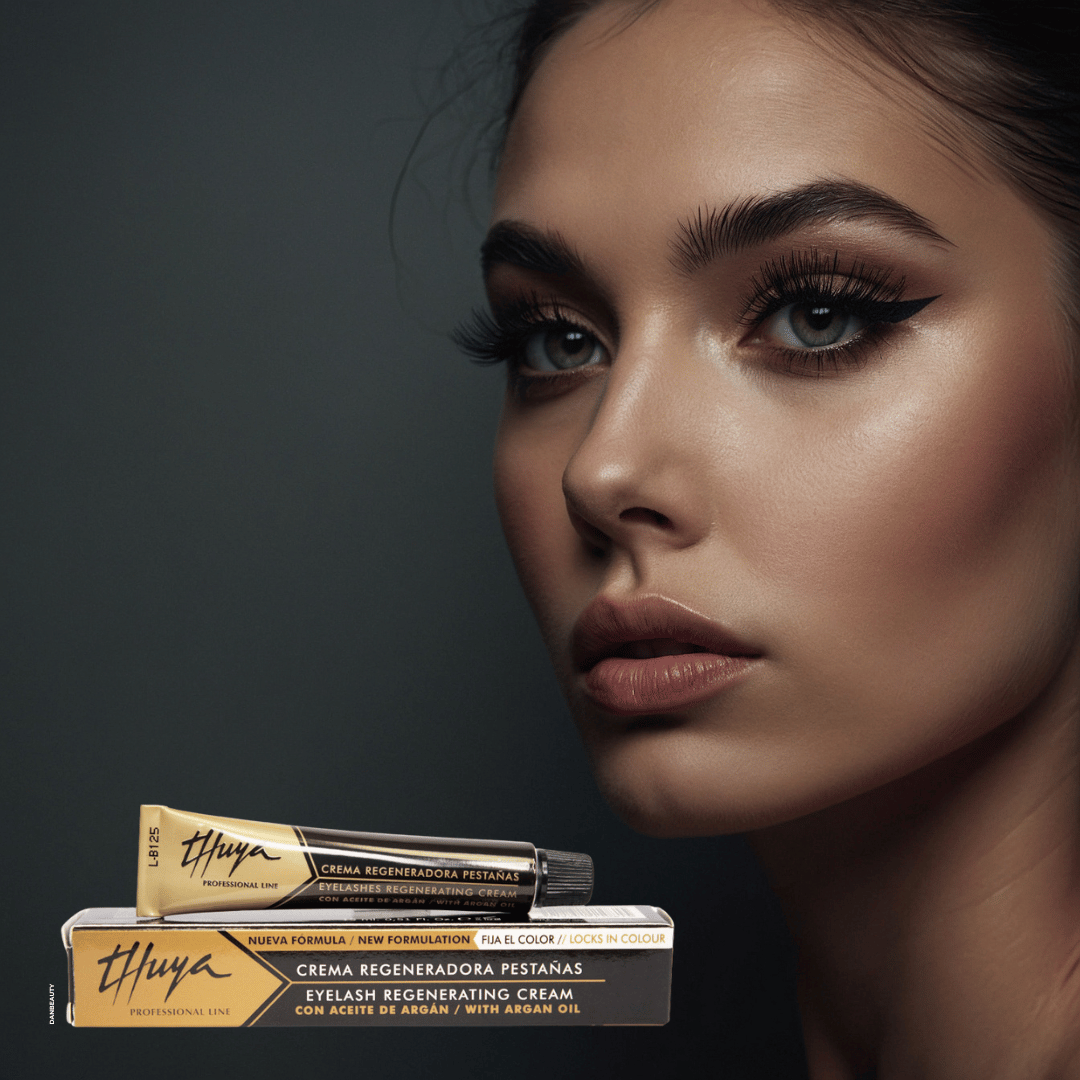 Billedet viser et kvindeansigt og Thuya Regenerating Cream med arganolie: Vegansk creme til vipper og bryn. Nærer, styrker og beskytter. Perfekt efter farvning og lash lift.