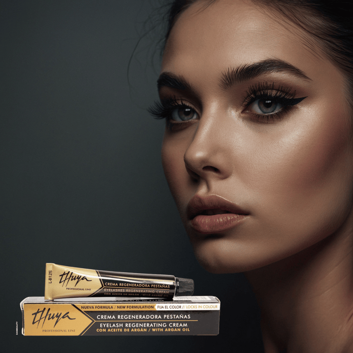 Billedet viser et kvindeansigt og Thuya Regenerating Cream med arganolie: Vegansk creme til vipper og bryn. Nærer, styrker og beskytter. Perfekt efter farvning og lash lift.
