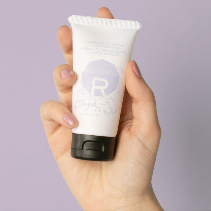 billedet viser en hånd der holder Thuya hand and foot care